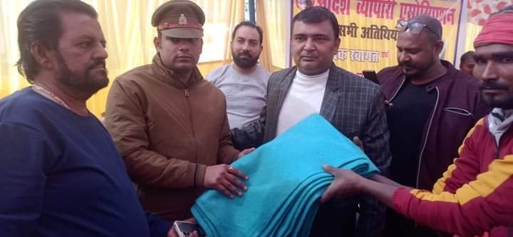 Lucknow News: आदर्श व्यापारी एसो. के द्वारा गरीब निर्धनों को कंबर और ऊनी कपड़ों का वितरण किया गया
